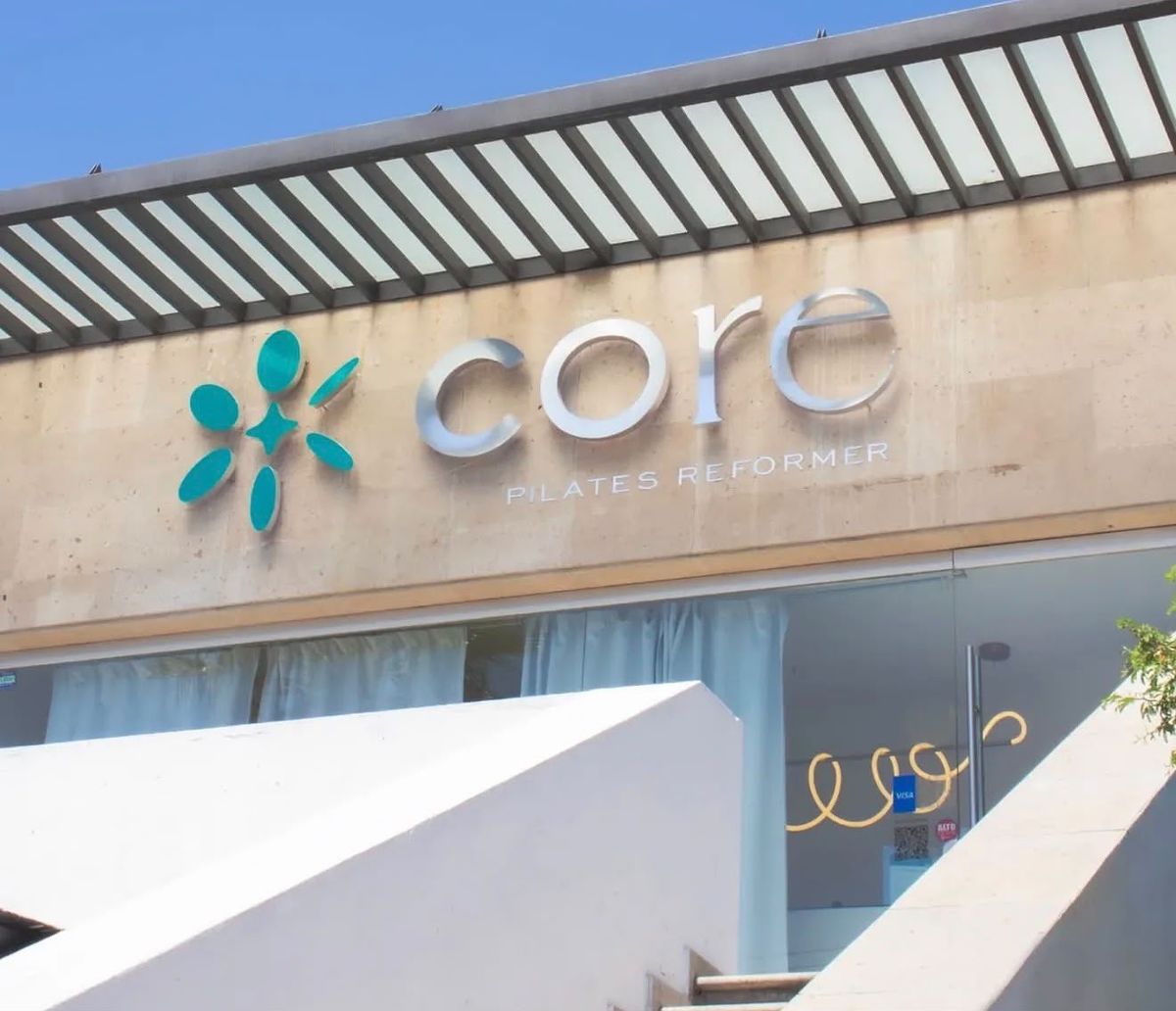 Fachada de Core en Plaza Marbella con el letrero de Pilates Reformer.